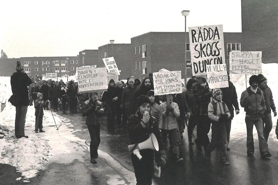 Demonstrationståg mot avverkningen av skogsdungen. Foto: Susanna Melin. 