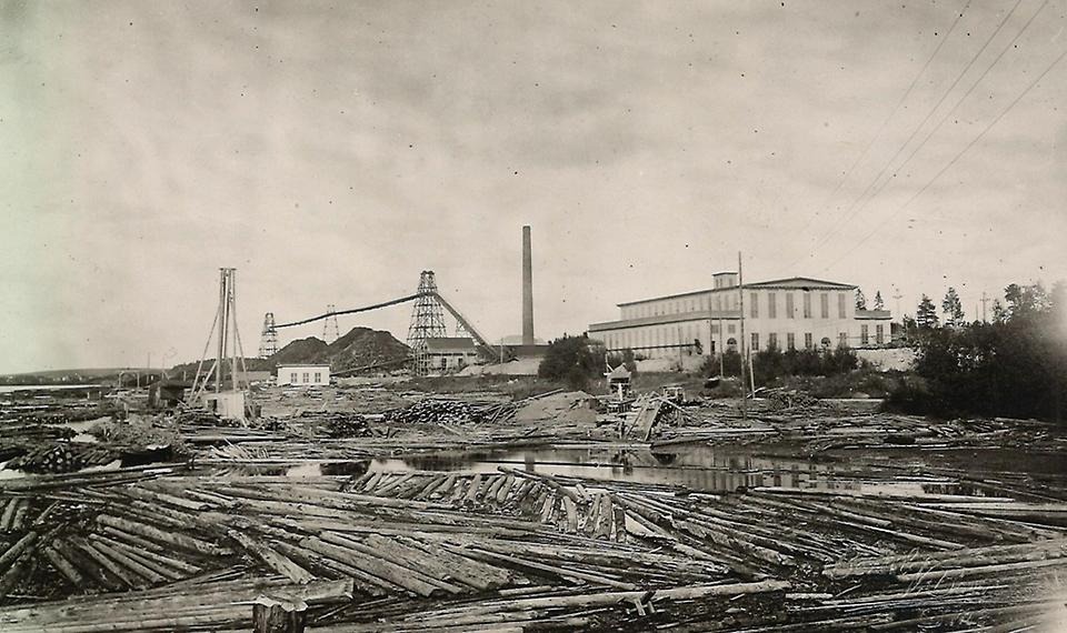 Träsliperiet togs i drift 1927. Det byggdes i två våningar för att rymma de höga slipverken som matades med ved uppifrån. Foto: SPIASs arkiv, Folkrörelsearkivet i Västerbotten.