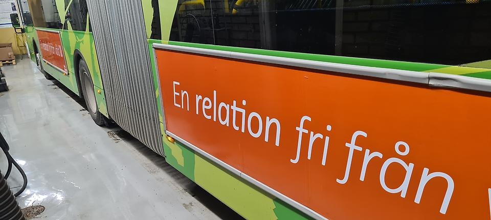 Bussreklam med budskapet: En relation fri från våld.