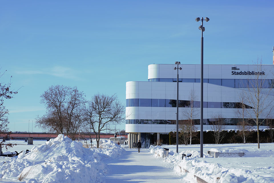 Umeå stadsbiblioteks utsida i vinterskrud.