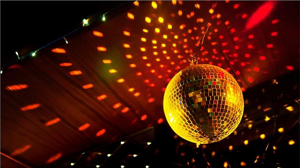 guldfärgad discokula i varmt ljus