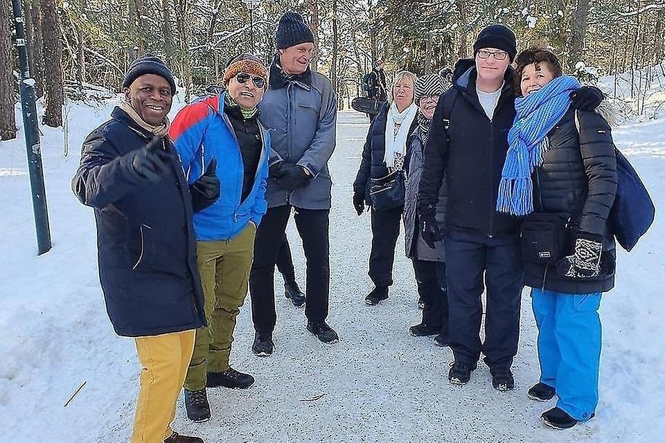 Flera personer som står på en snöig väg