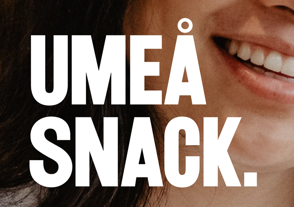 Utsnitt av skrattande mun och text "UMEÅ SNACK"